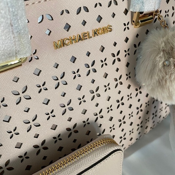 Michael Kors Perforated Selma Satchel with wallet - Picture 3 of 8